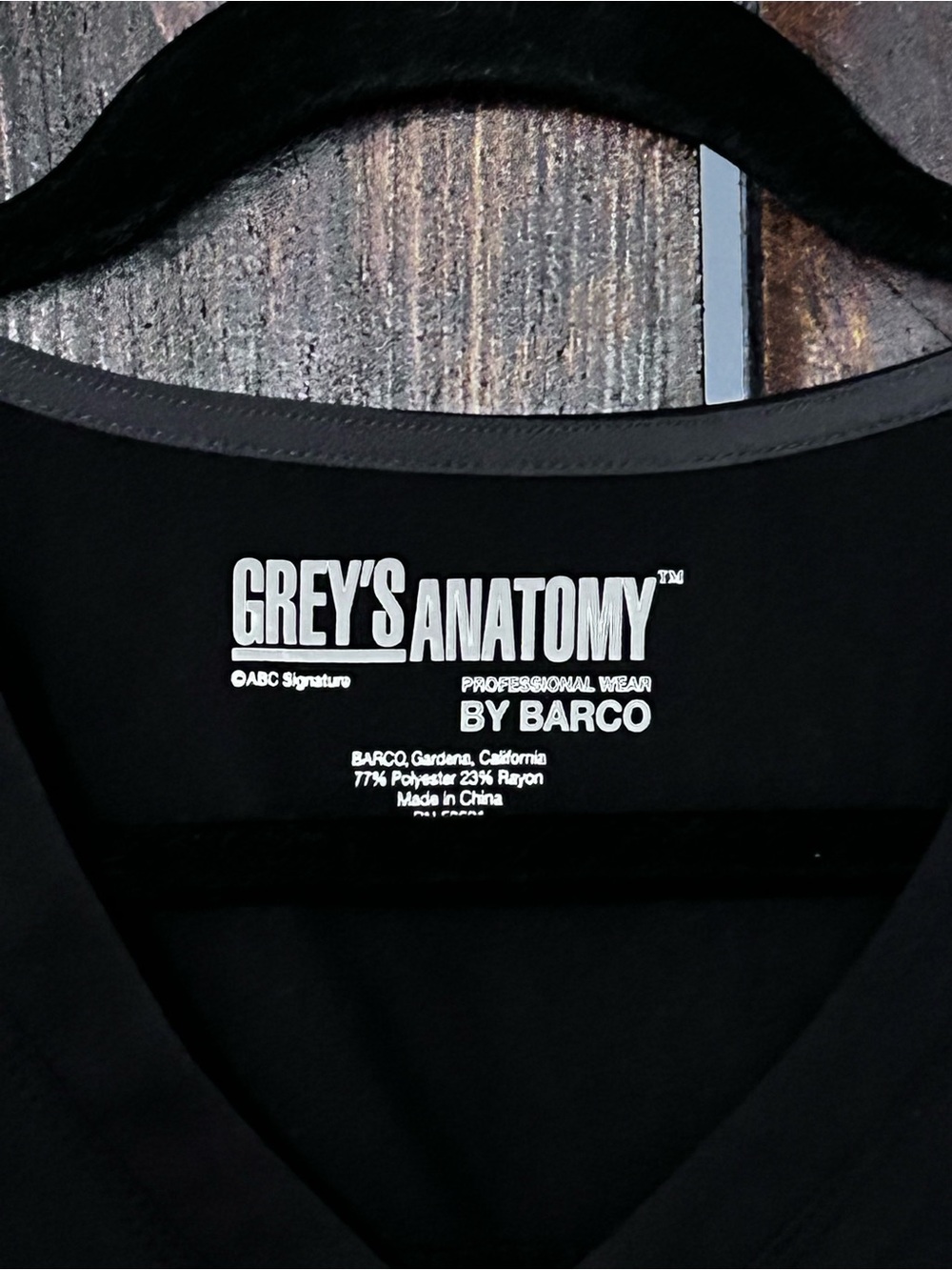 Grey's Anatomy Black V-Neck Scrub Top by WashU & Siteman Cancer Center - Picture 3 of 6